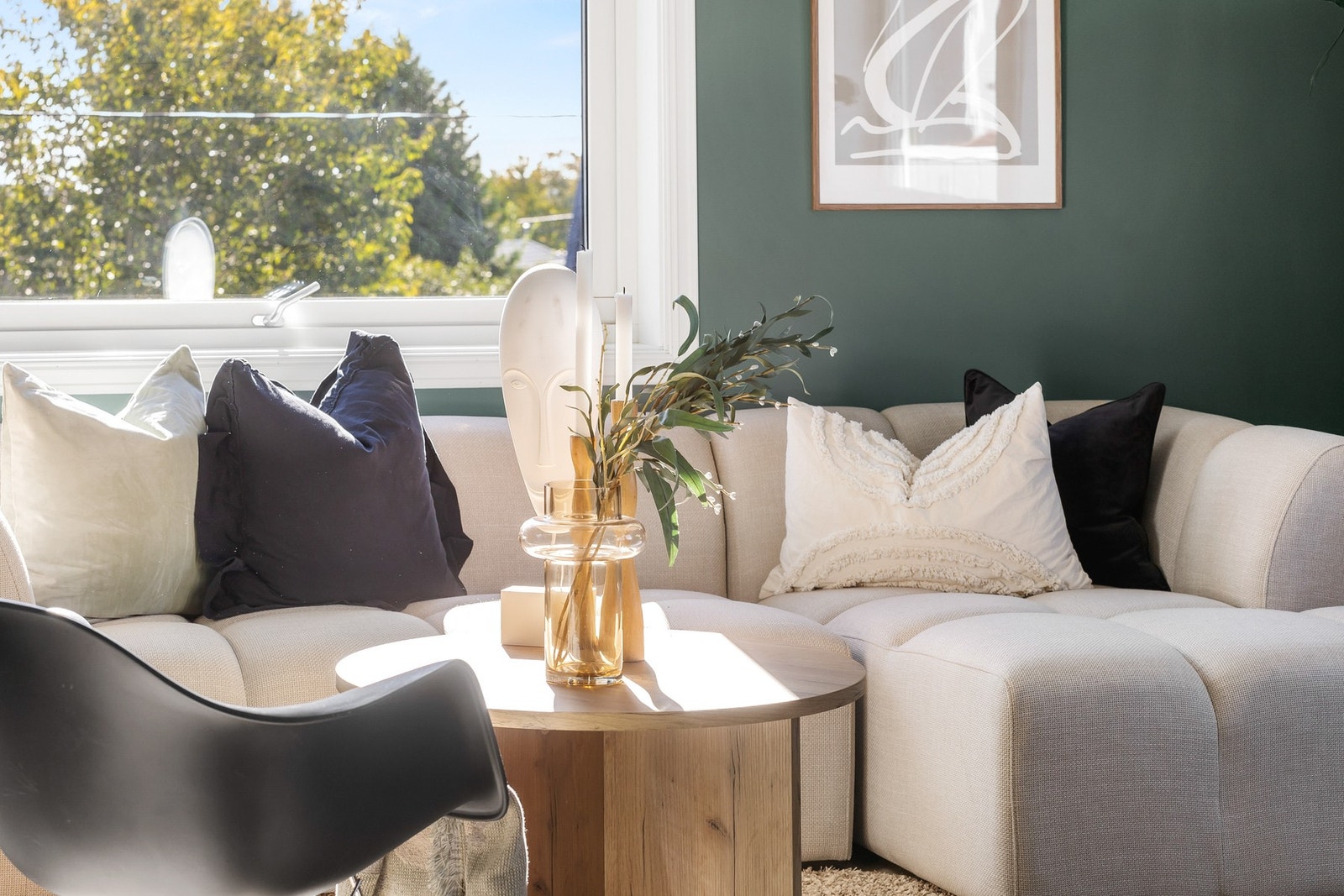 Her er det mange og store vindusflater som gir godt med naturlig lys. Galleribilde