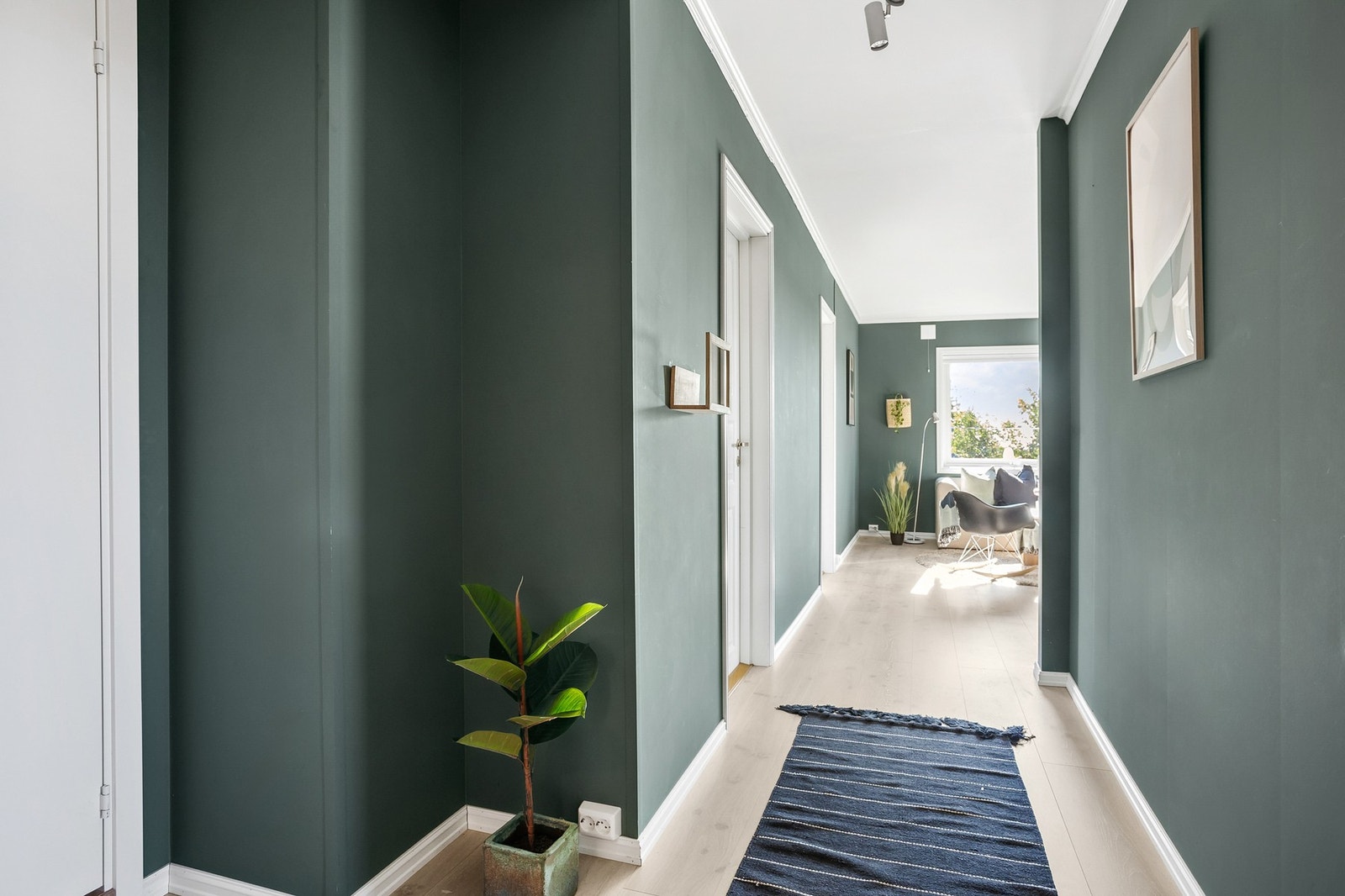 Dette er en leilighet beliggende i andre etasje. Det medfølger en bod på loft, to boder i kjelleren og en garasje i felles garasjerekke på området. Galleribilde