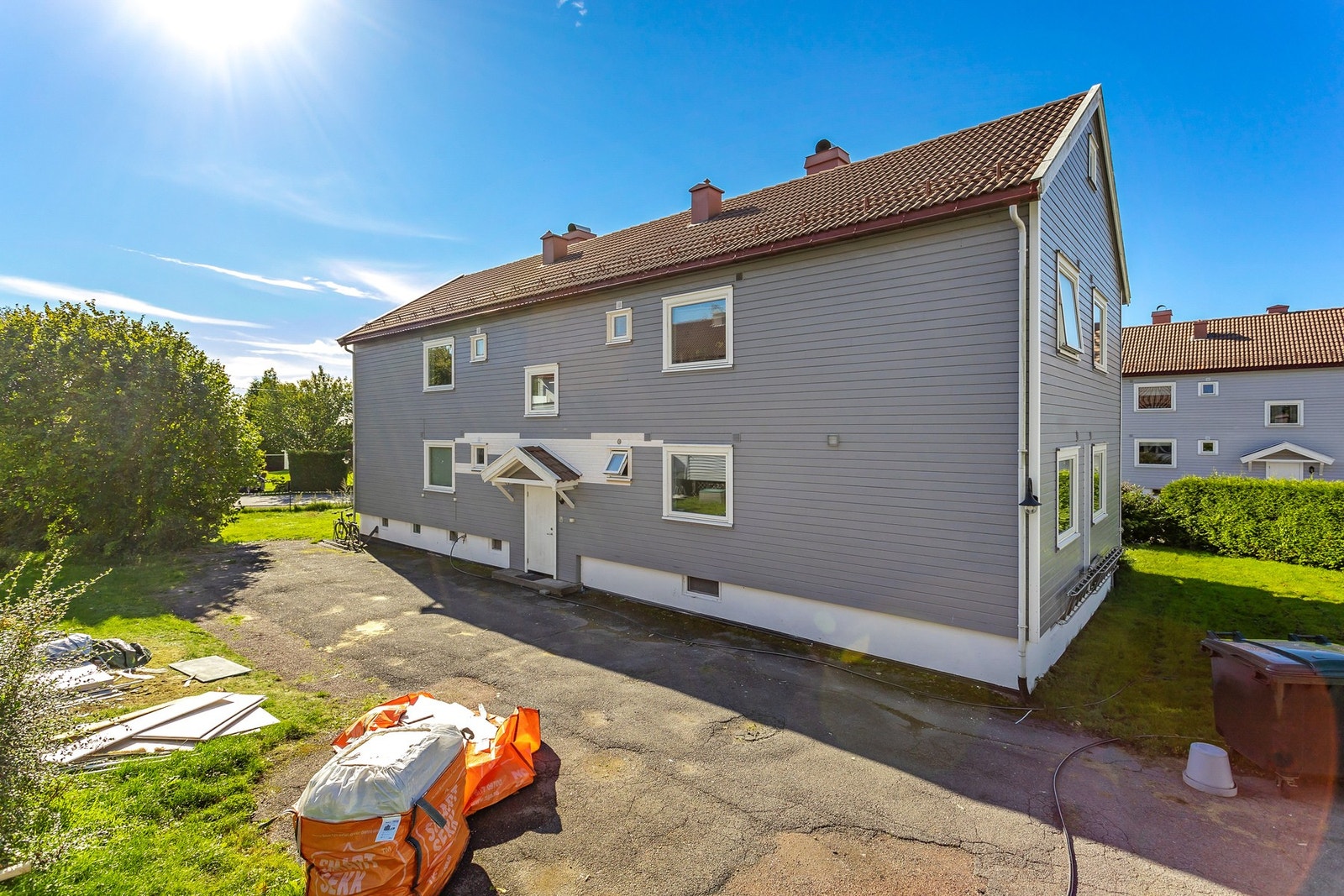 Eiendommen ligger i et barnevennlig og etablert boligområde på Teie i Færder kommune, ca. 3 km fra Tønsberg sentrum. Leiligheten grenser til Teieskogen med stier rett utenfor døra. Galleribilde