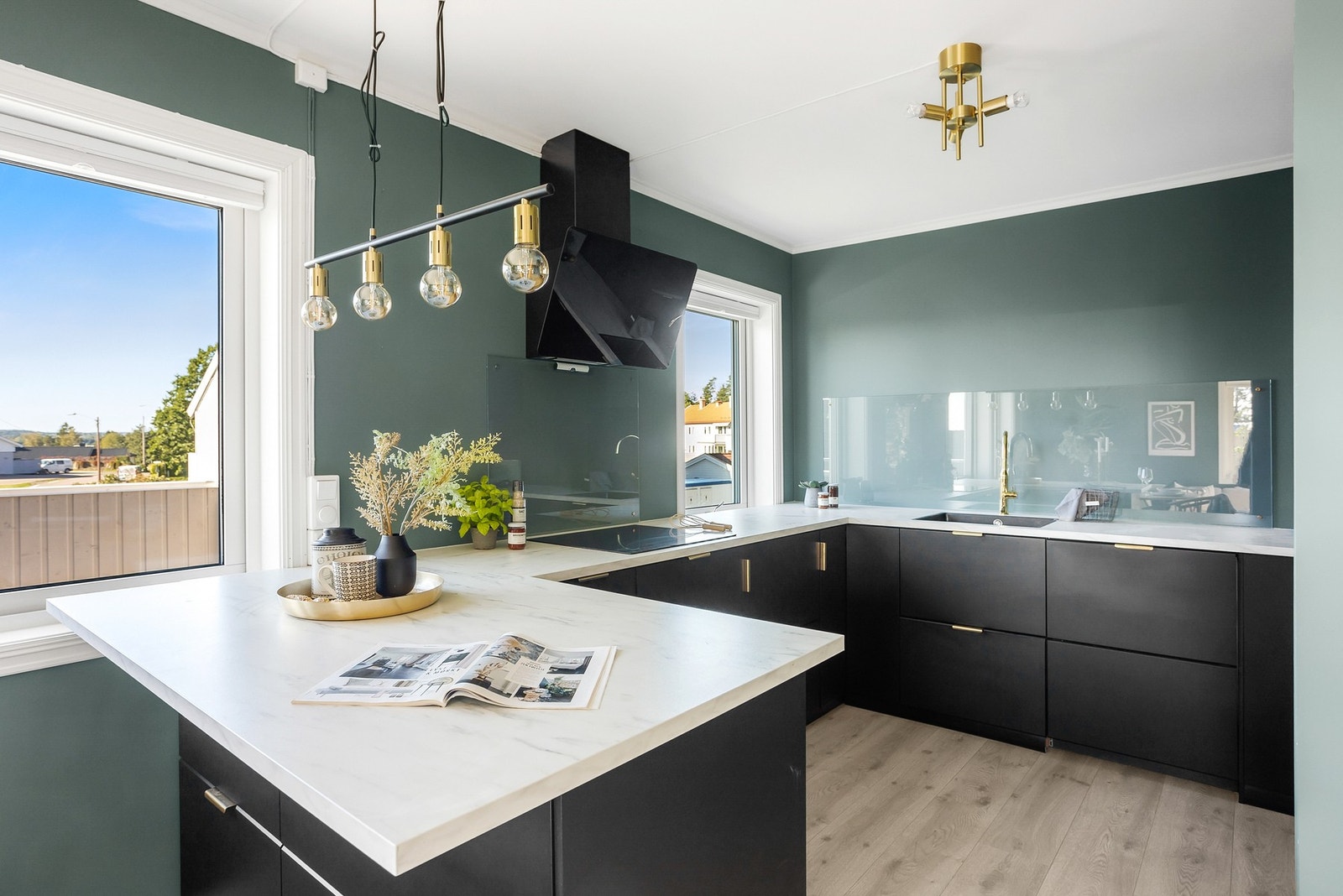 Her har du et moderne kjøkken med kjøkkeninnredning med slette fronter. Galleribilde