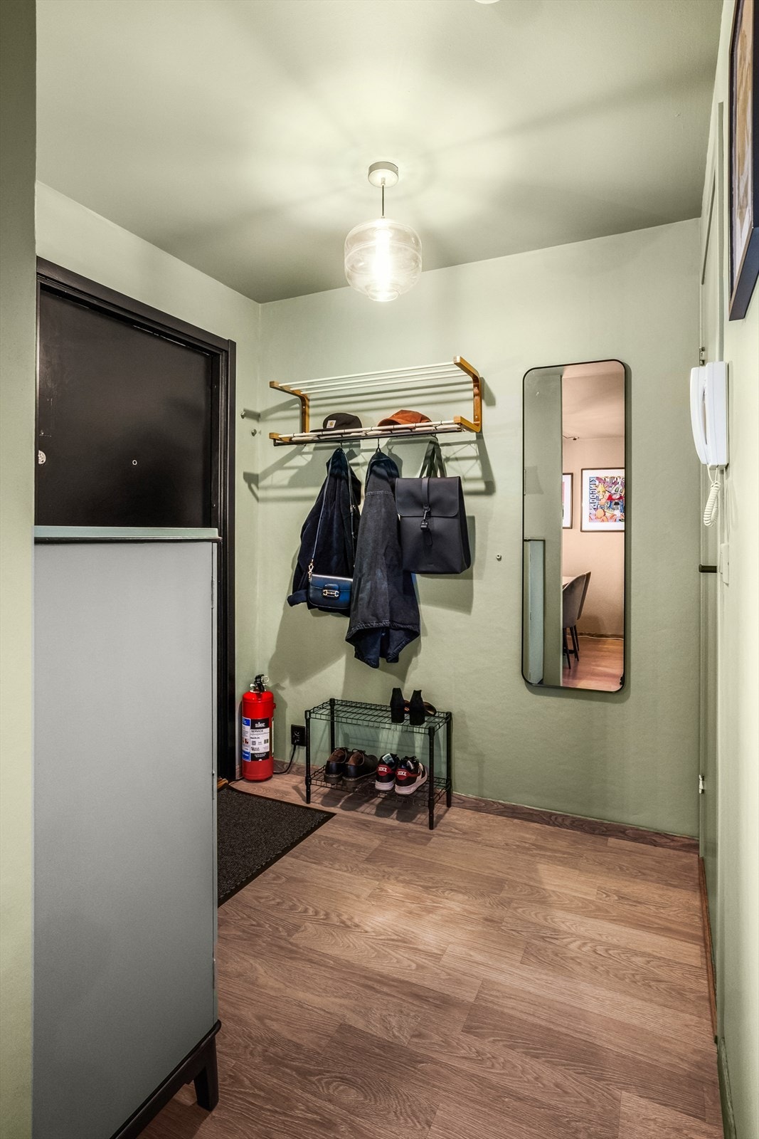 Leiligheten har en innbydende entré som skaper et umiddelbart godt førsteinntrykk. Her kan du enkelt henge i fra deg yttertøy i skap og sette i fra deg sko. Galleribilde