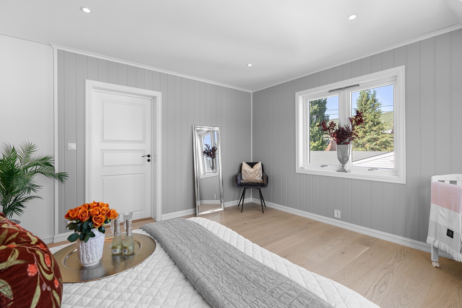 Soverommet har god plass til dobbeltseng med tilhørende nattbord og garderobeløsning. Galleribilde