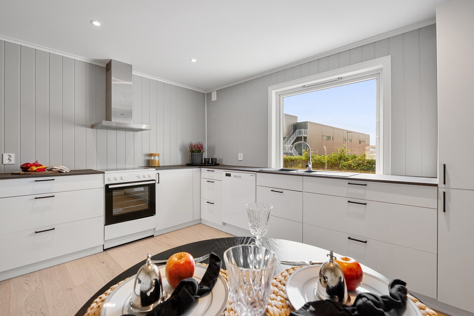 Innredningen byr på effektive arbeidsflater og god plass til oppbevaring i skuffer og skap. Galleribilde