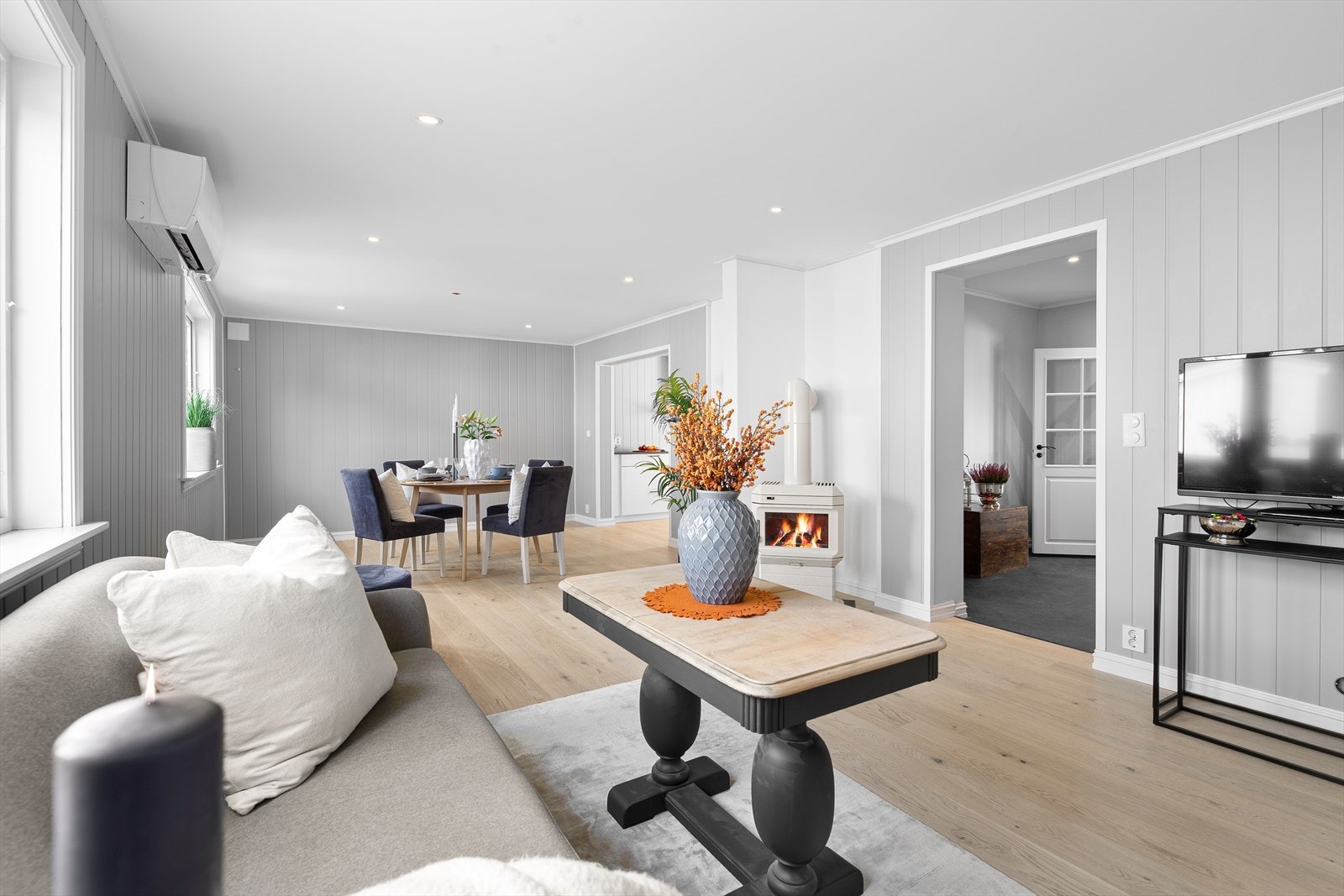 Spisebordet finner sin naturlige plass og skaper et naturlig skille mellom stue og kjøkken. Galleribilde