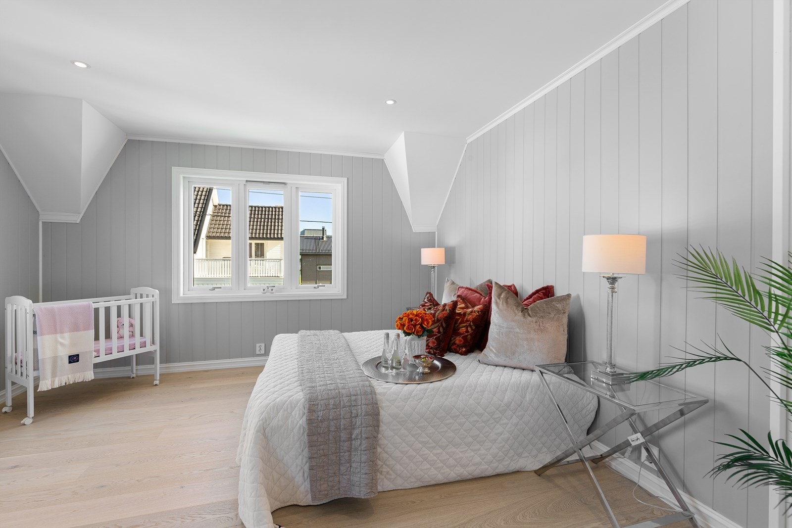 Stort vindu på soverommet som sikrer godt med lys og luft. Galleribilde