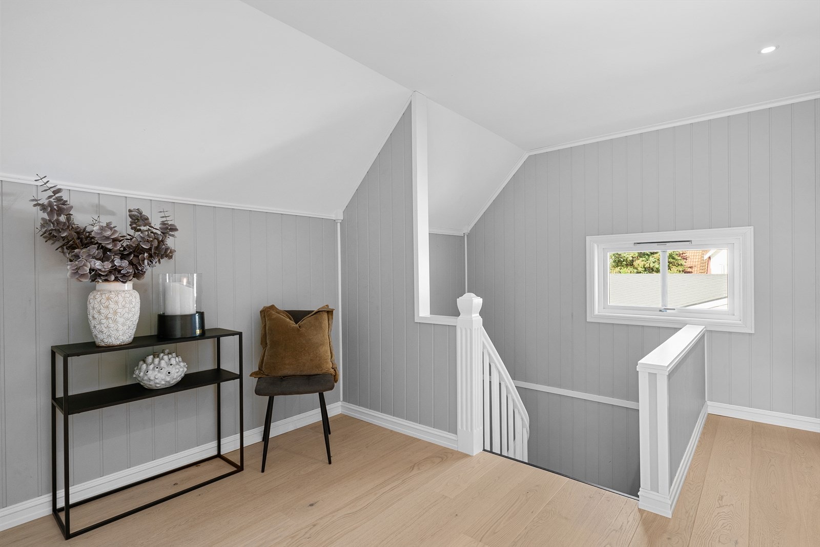 Trappen fører deg opp til 2.etasje der en finner soveromsavdelingen og badet. Galleribilde