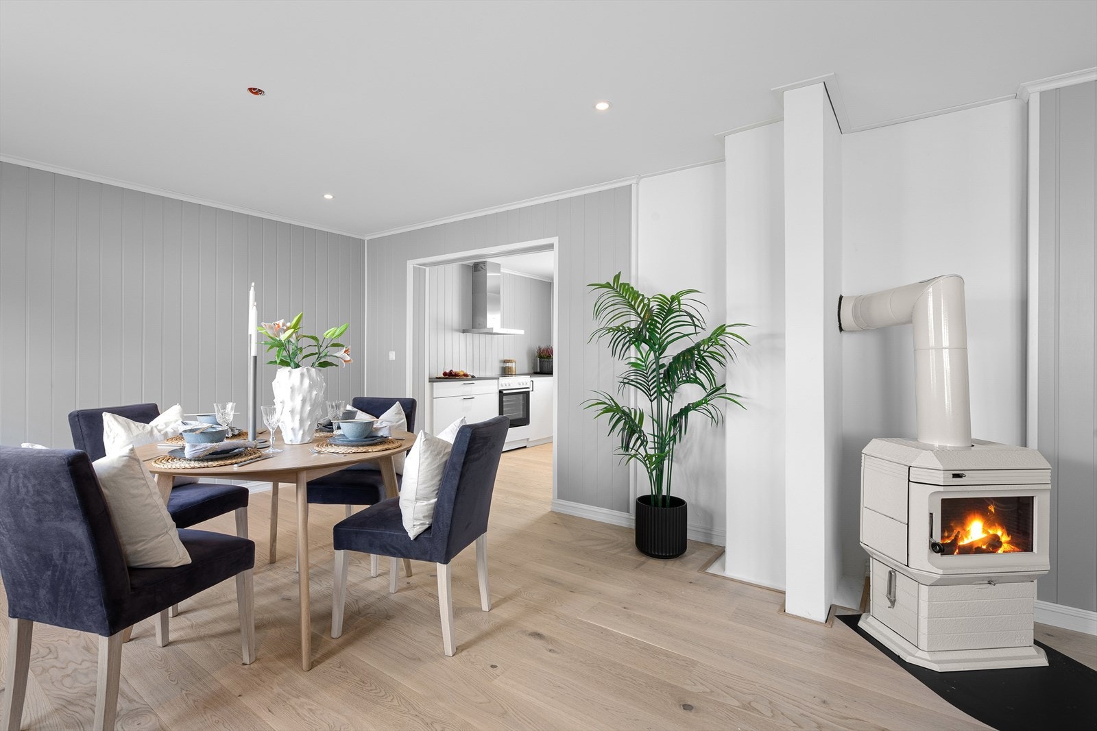 Blikkfanget i boligen er den stemningsfulle og elegante vedovnen som gir god varme til etasjen. Galleribilde