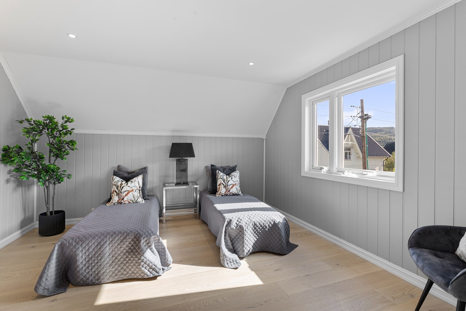 Det andre soverommet har gode lysforhold og rom for smarte oppbevaringsløsninger. Galleribilde