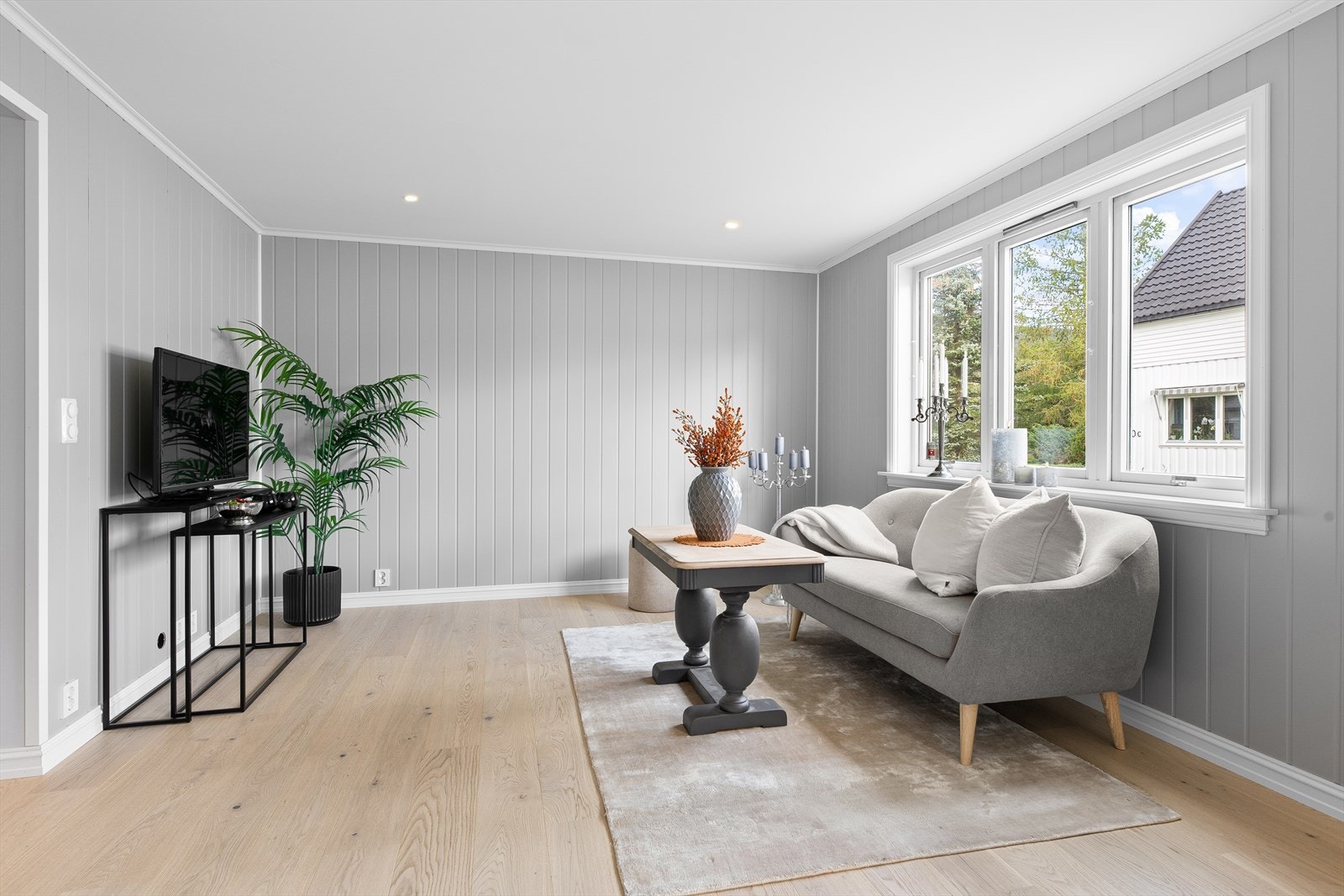 Stuen er romslig og det er god plass til å kunne møblere med flere sittegrupper som en komfortabel sofagruppe, underholdningsavdeling, lesekrok og spisebord. Galleribilde