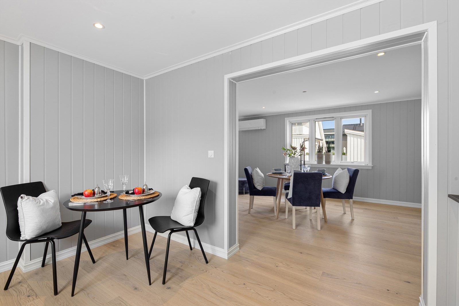 Det er plass for en hyggelig sittegruppe på kjøkkenet, der en kan sitte å nyte frokosten. Galleribilde