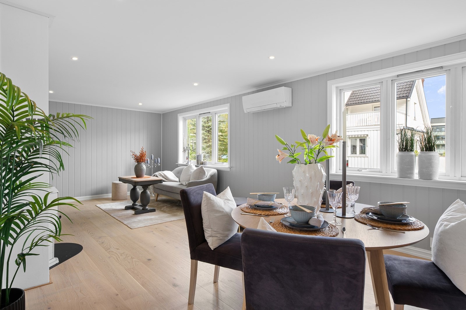 Vindusflatene gir godt med dagslys inn og hyggelig utsyn. Galleribilde