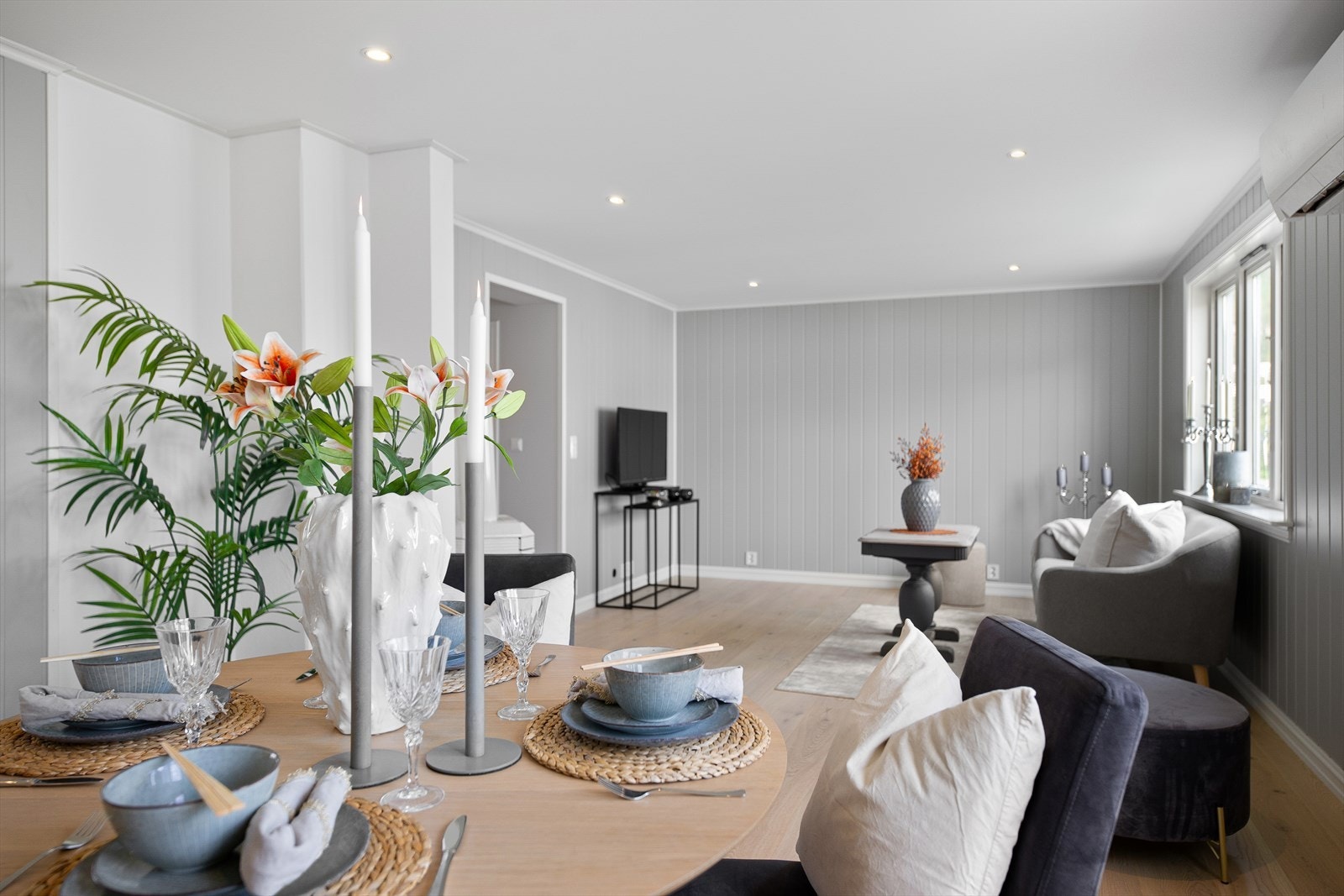 Rundt spisebordet fylles luften av latter og samtaler, med lyden av bestikk som klirrer mot tallerkenene i det varme, dempede lyset. Galleribilde