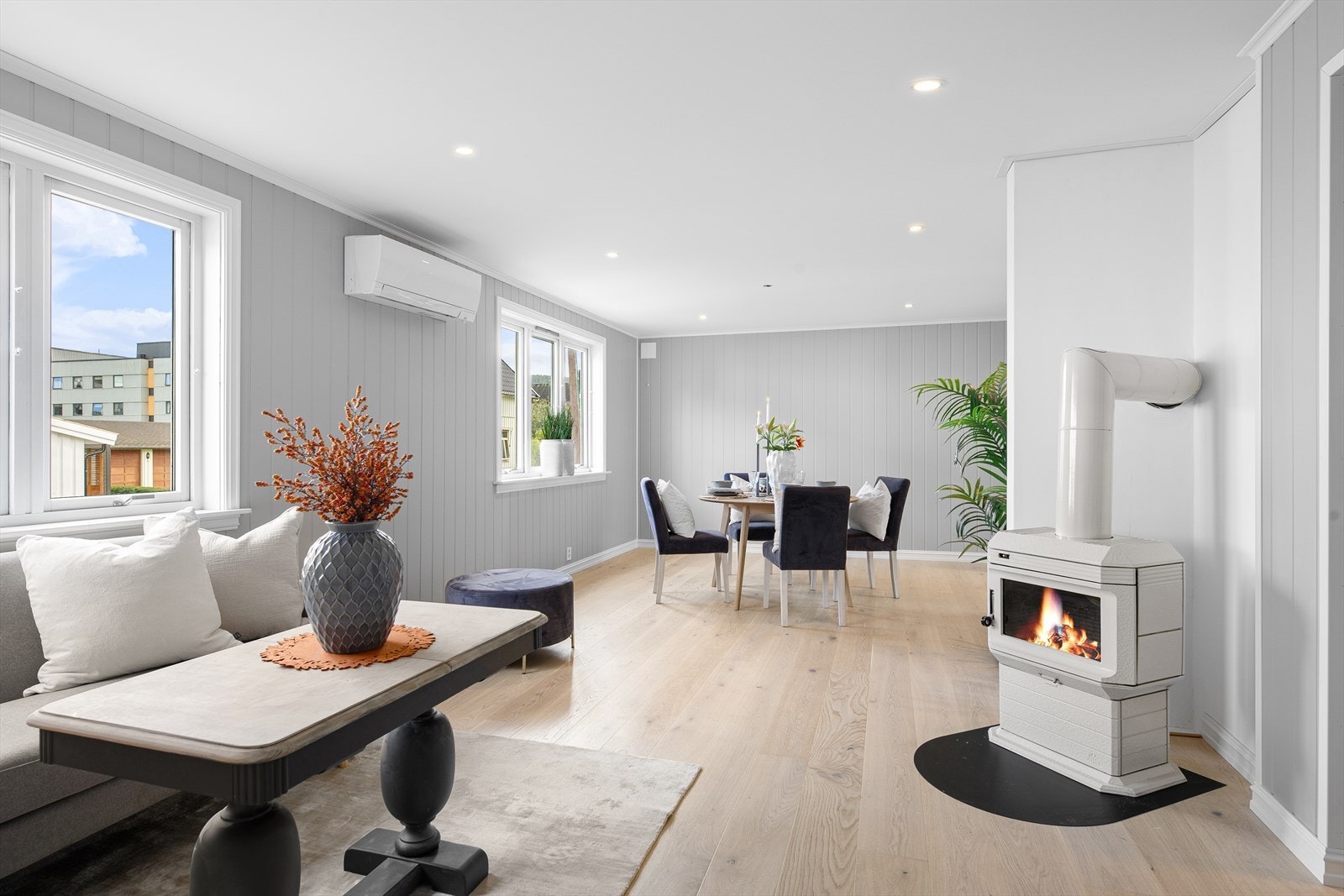 Det er montert varmepumpe fra 2024 i stuen. Galleribilde