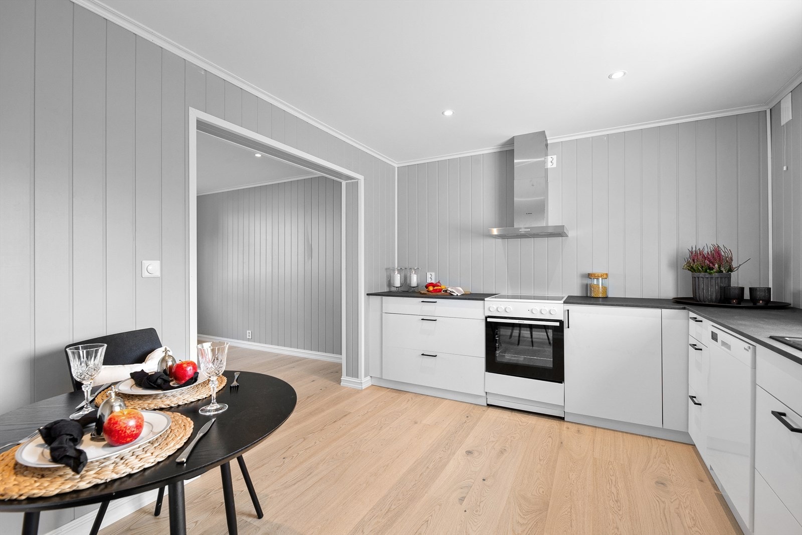 Kjøkkenet bærer et moderne preg med stilrene sorte detaljer som skaper en fin kontrast. Galleribilde