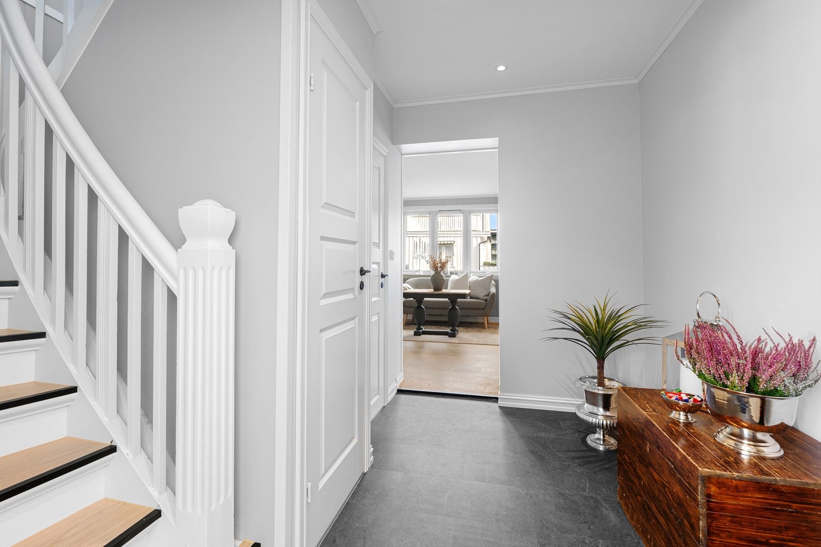 Pen flislagt gang med rom for oppheng av yttertøy og til å sette ifra seg sko. Galleribilde