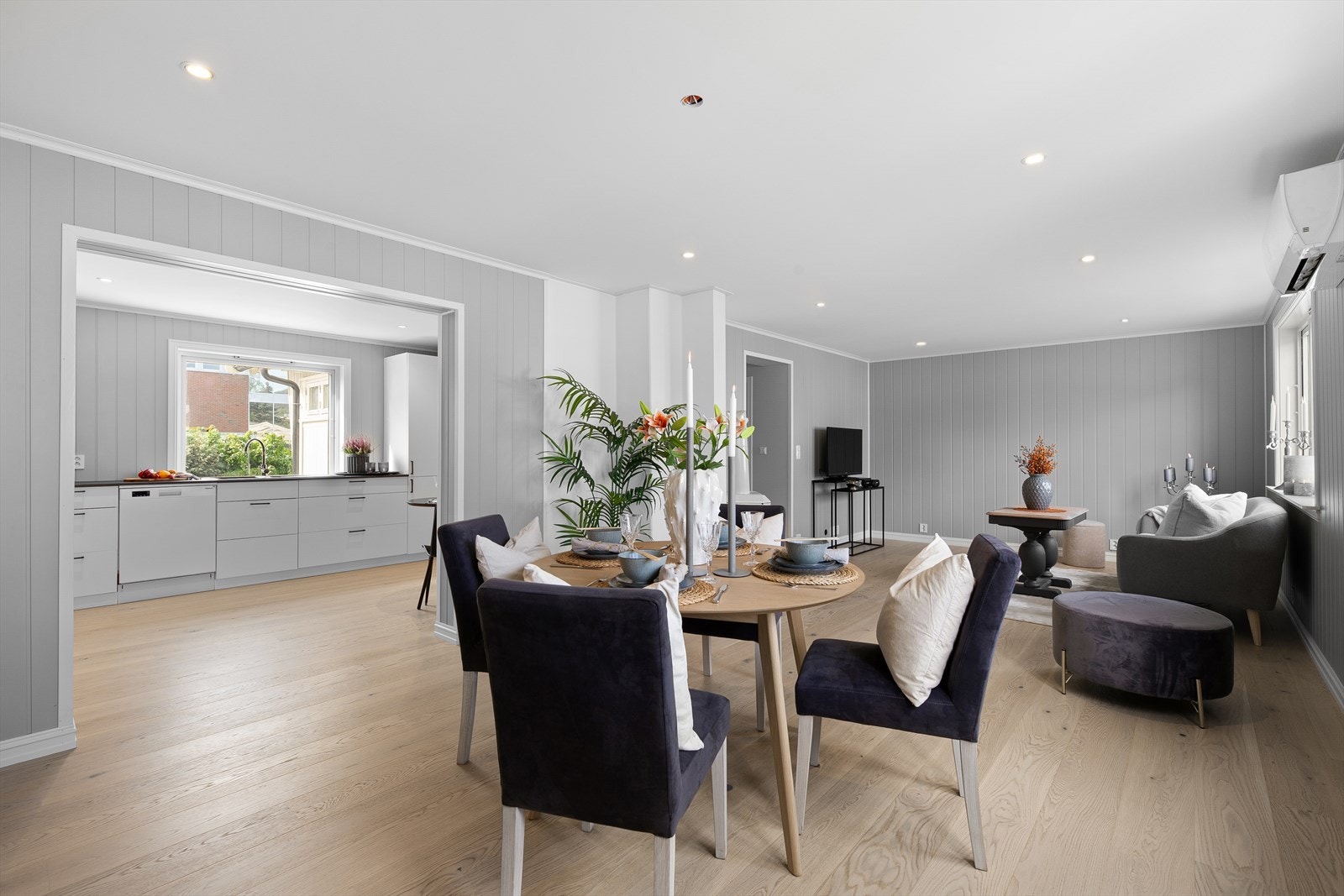 Boligen har en delvis åpen stue/kjøkken løsning som er med på å gjøre rommet til et hyggelig og sosialt allrom. Galleribilde