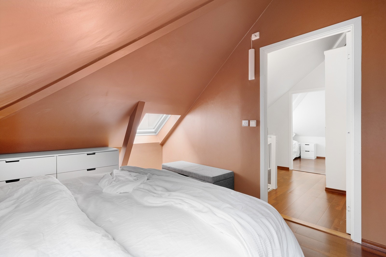 Soverommet har plass til stor seng og garderobeløsning. Galleribilde