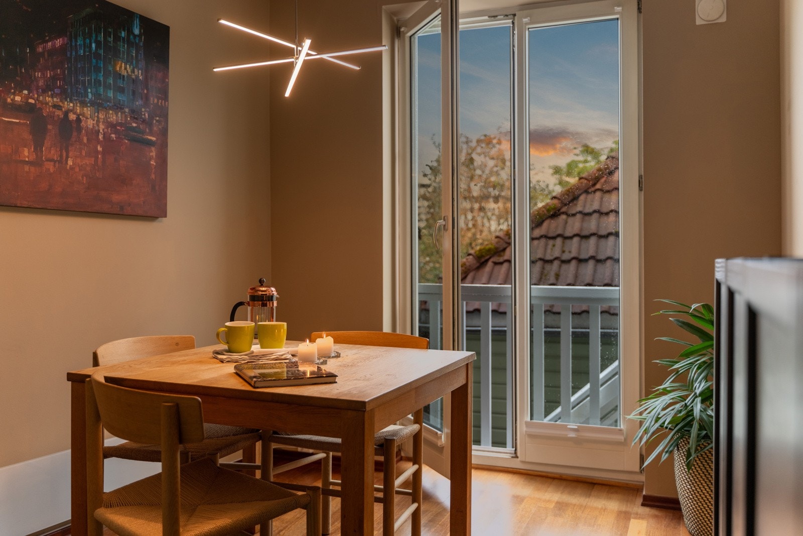 Spisestuen har store vinduer som gir godt lys og åpner opp mot en fransk balkong med utsikt over breiavatnet. Galleribilde