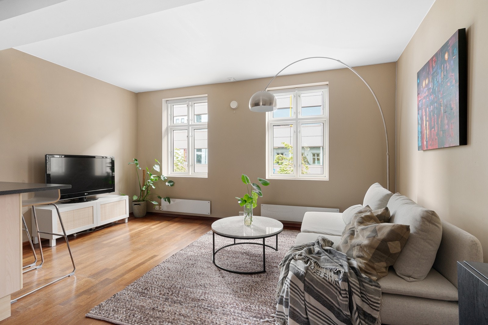 Boligen holder et moderne utrykk, med listefri overgang mellom tak og vegg. Galleribilde