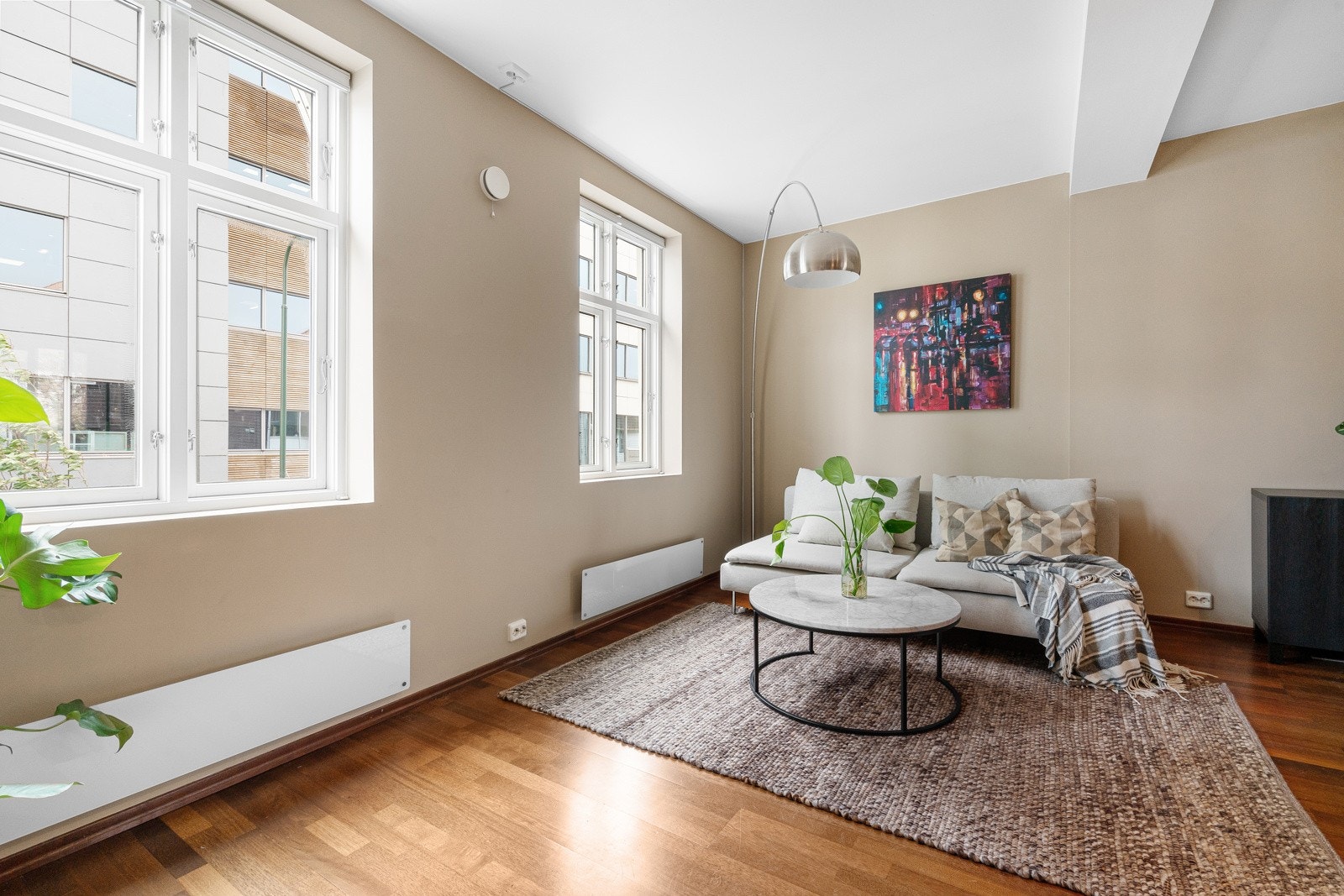 Store vindusflater er gjennomgående og gir leiligheten rikelig med naturlig lys. Galleribilde