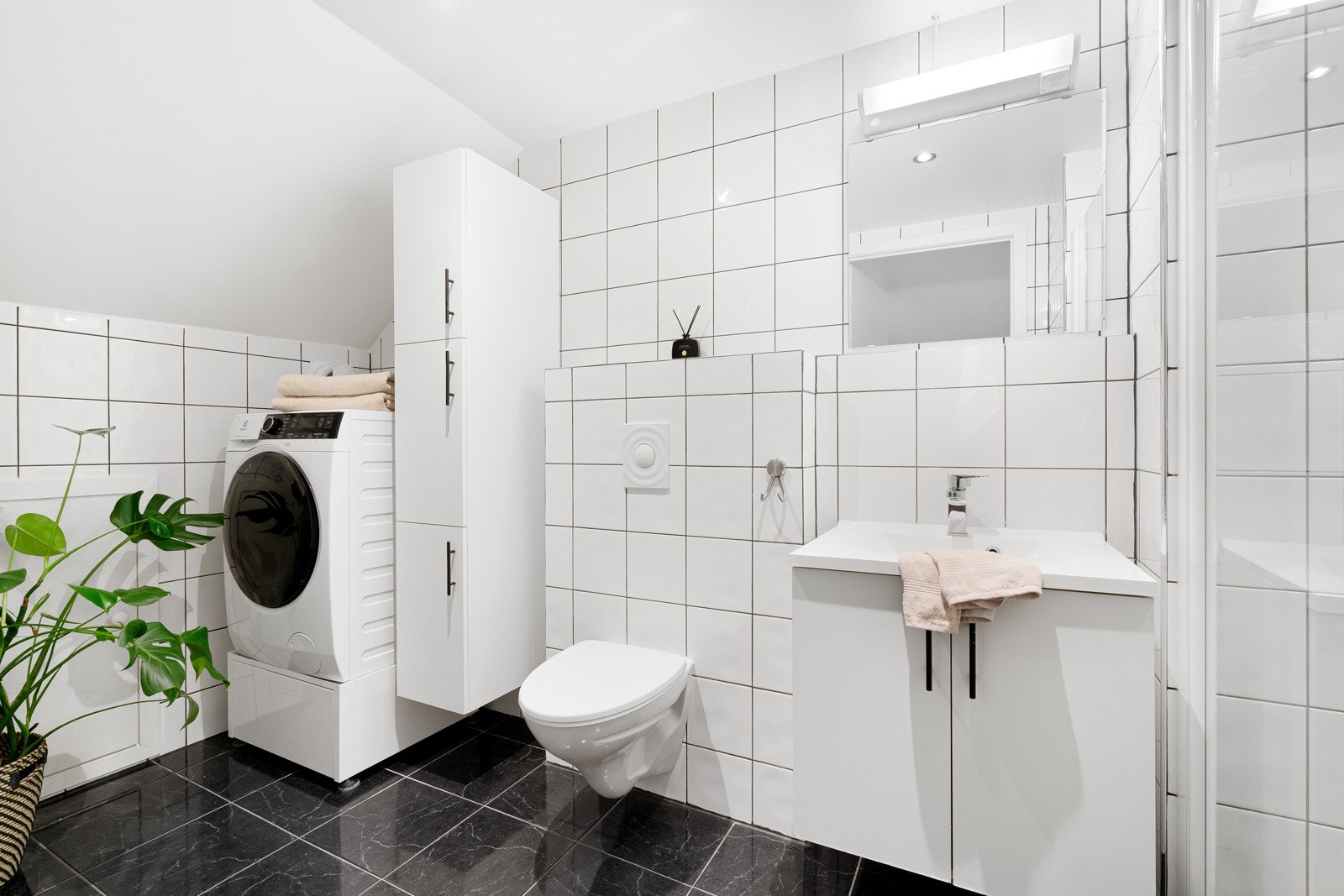 Badet er helfliset og pent. Det er montert gulvvarme. Galleribilde