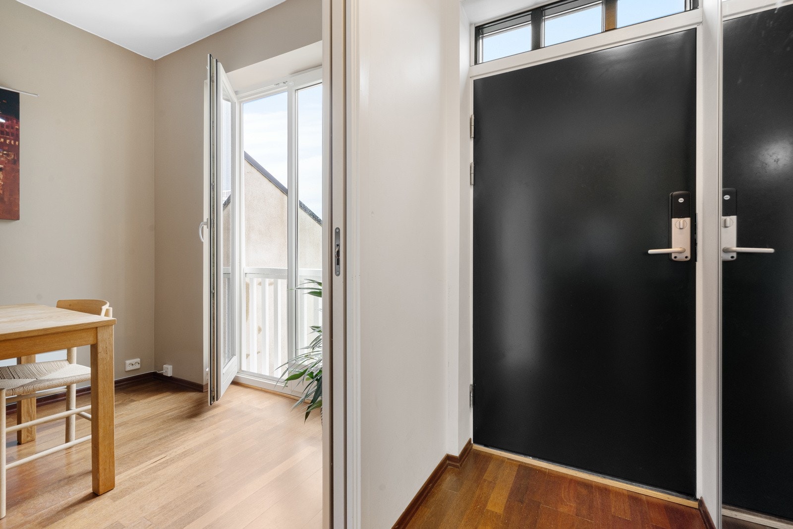 Velkommen inn! Her er det god plass til oppbevaring. Galleribilde