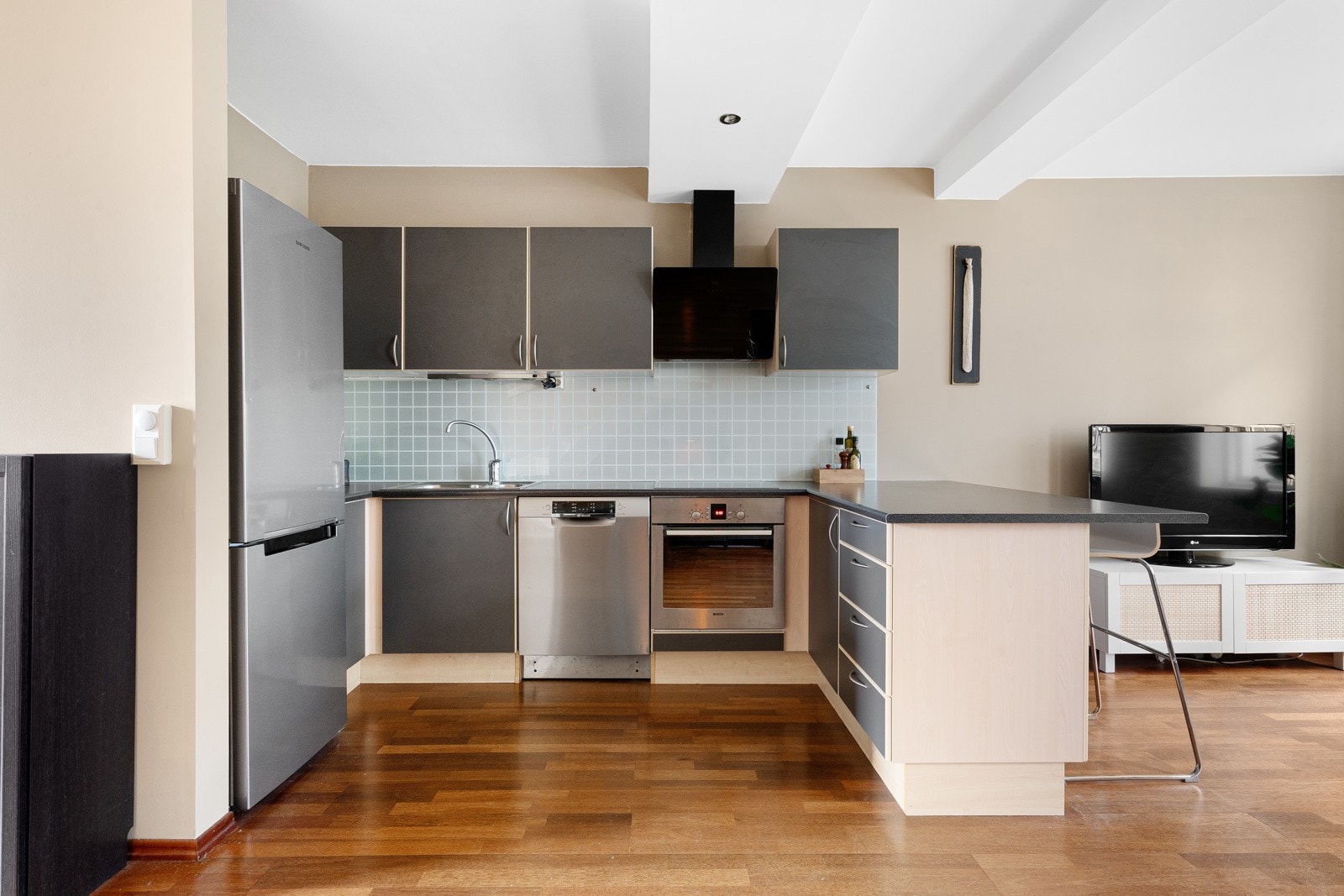 Her får du et romslig kjøkken med god skap- og benkeplass. Galleribilde