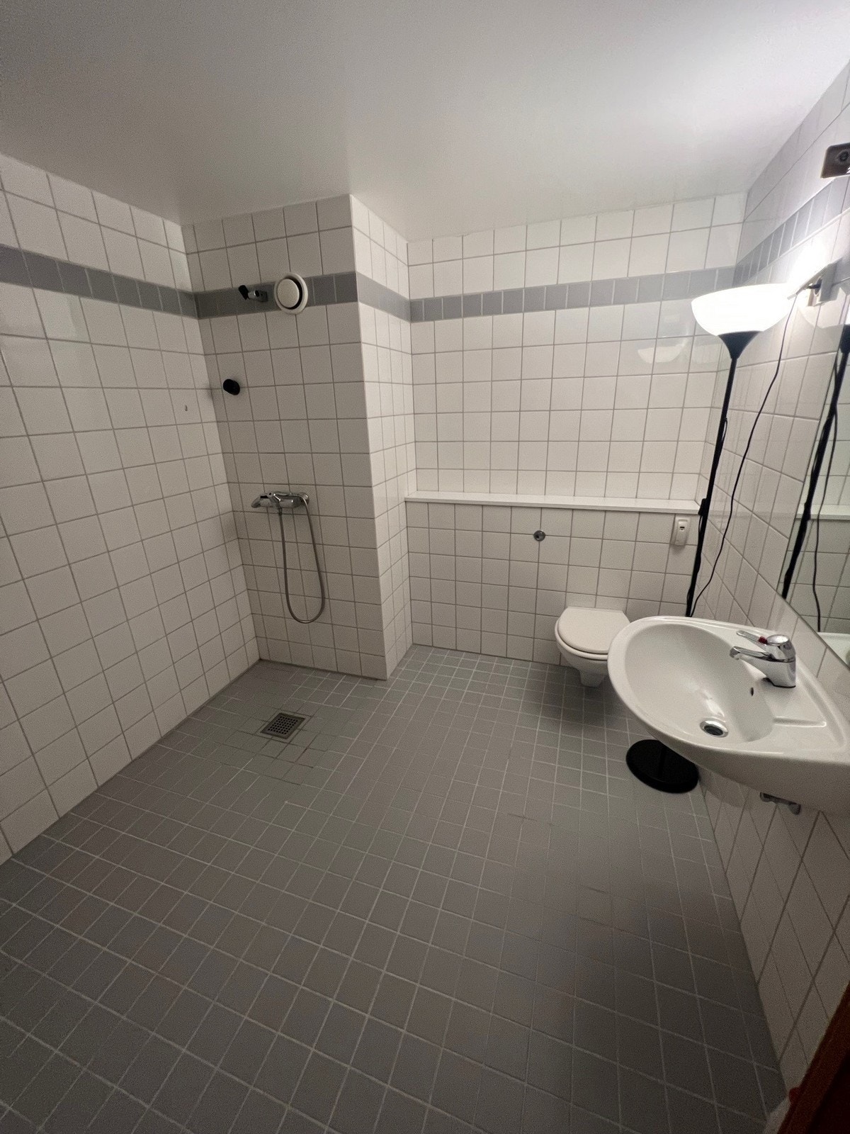 Romslig bad. Det skal settes opp dusjvegg ved dusjen. Lampen på badet er kun satt der for å lyse opp Galleribilde