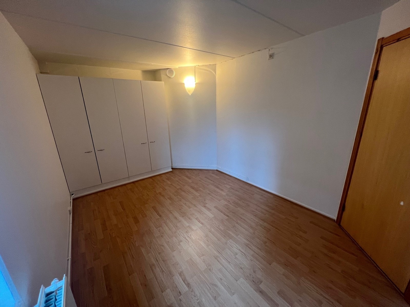 Stort soverom med integrerte garderobeskap. Galleribilde