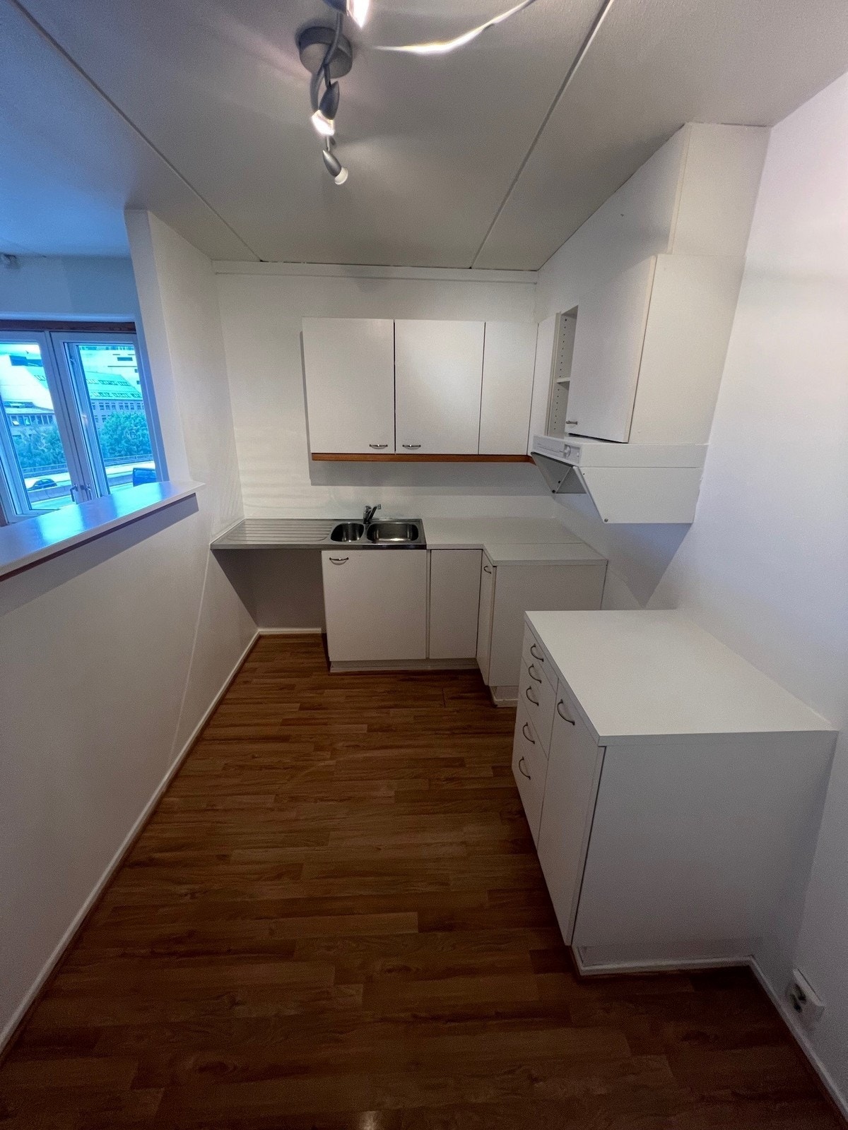 Kjøkkenkrok avdelt fra stuen med vegg i halv høyde. Galleribilde