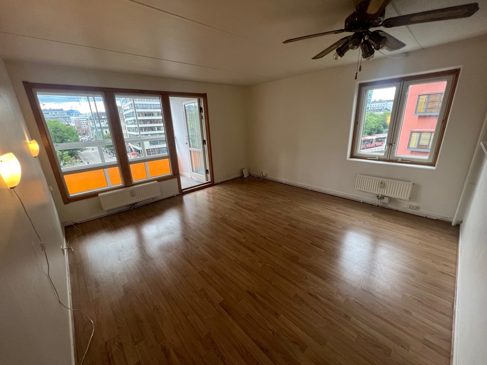 Stue med store vinduer og utgang til balkong. Galleribilde