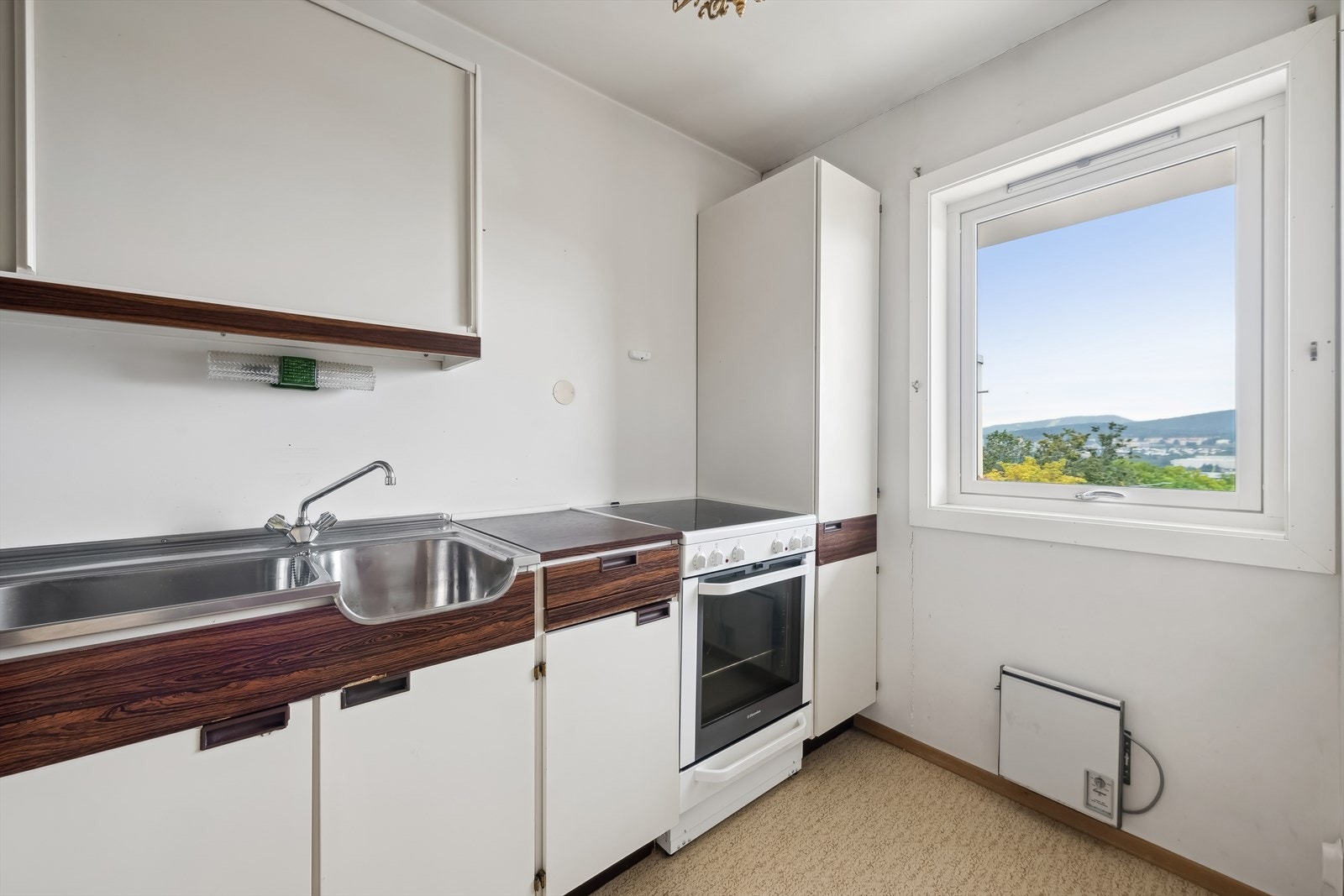 Boligen har et lyst og funksjonelt kjøkken, med eldre innredning fra byggeår. Galleribilde