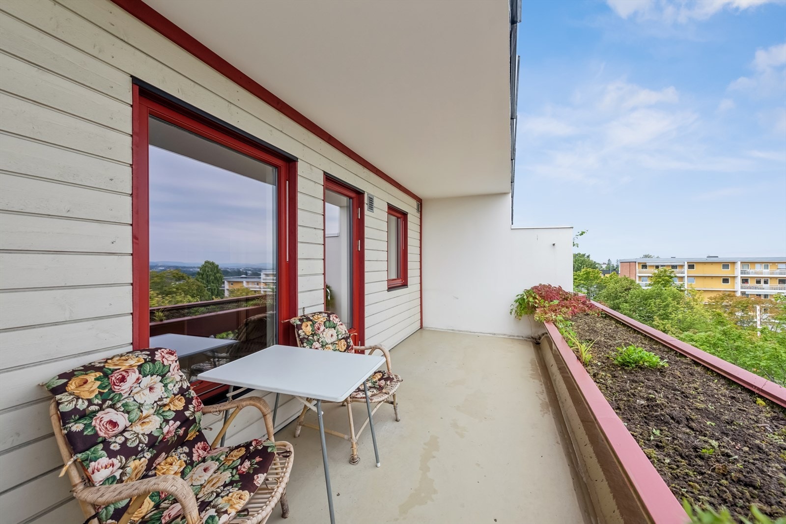 På balkongen har du også en praktisk utvendig bod, og blomsterkasse som fint kan brukes til f.eks. grønnsakshage. Galleribilde