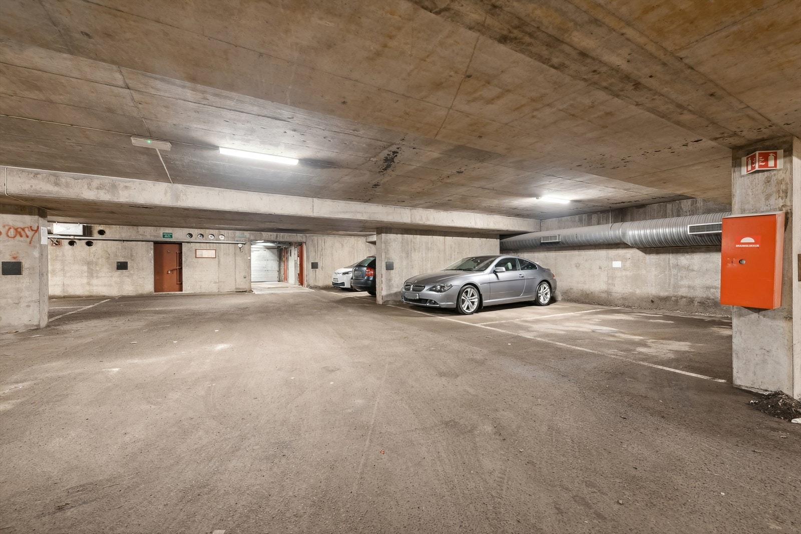 Borettslaget har eget garasjeanlegg under bygget, hvor beboere kan leie egen, fast plass. Galleribilde