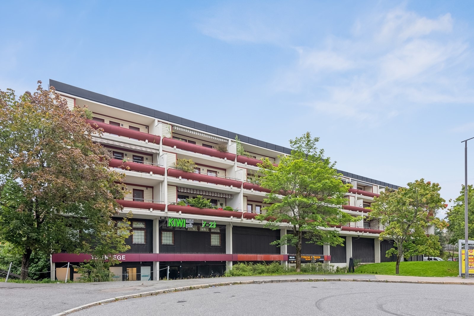 Velkommen til Jerikoveien 1 borettslag! Her bor du supersentralt på Lindeberg, med både nærbutikk, buss og t-bane like utenfor døren. Det er også kort gangavstand til Østmarka. Galleribilde