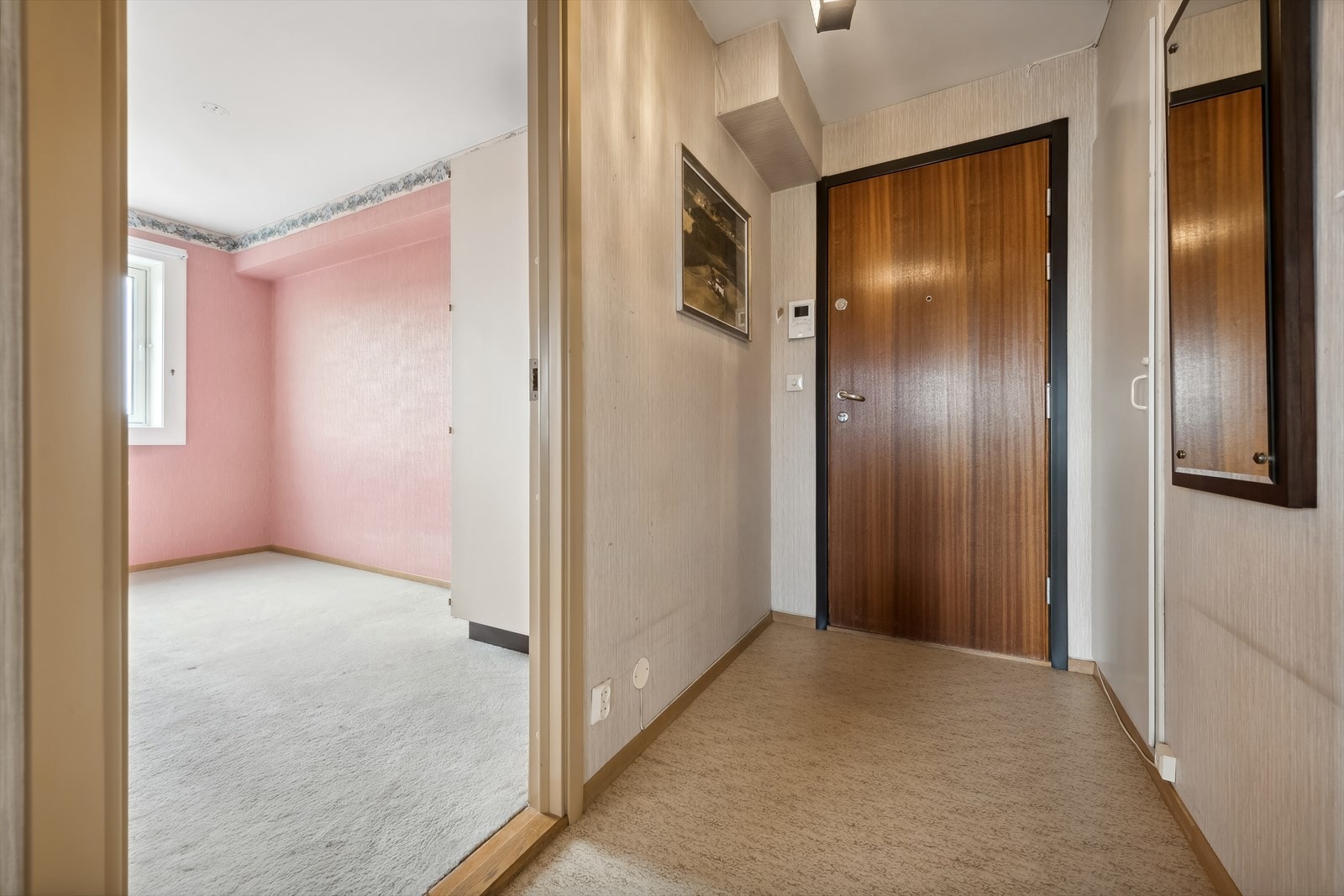 Boligen har en romslig entré, med god plass til å henge fra seg yttertøy og sette fra seg sko. Her har du også tilgang til en praktisk innvendig bod. Galleribilde