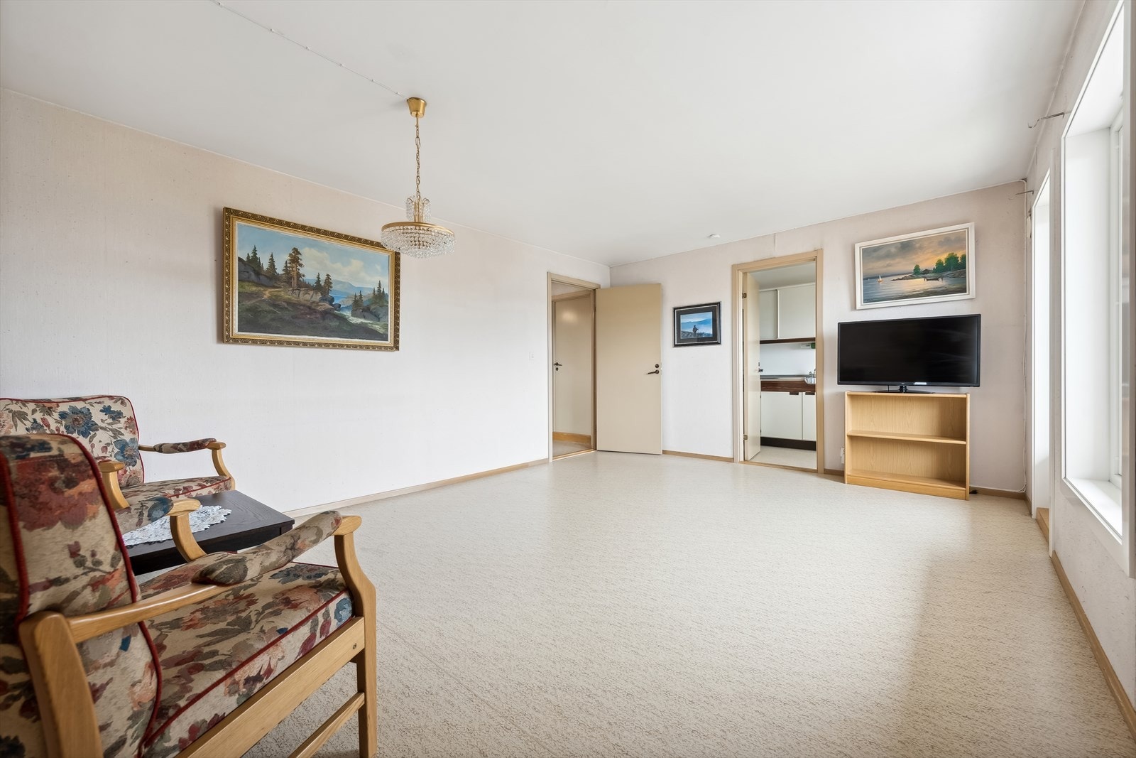 Herfra har du tilgang til kjøkkenet, samt en herlig balkong med flott utsikt. Galleribilde