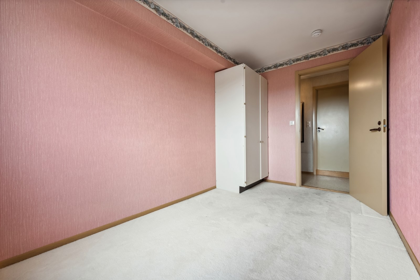 Boligen har et romslig soverom i tilknytning til entreen, med god plass til både seng og diverse garderobeløsninger. Galleribilde