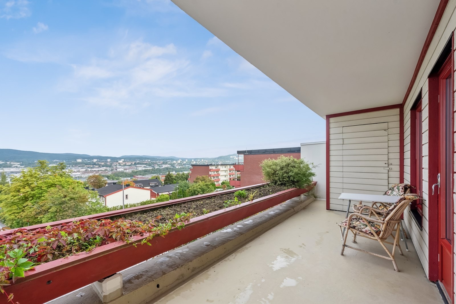 Balkongen er av god størrelse, og ligger vendt mot nordvest. Her er det gode solforhold ettermiddag og kveld. Galleribilde