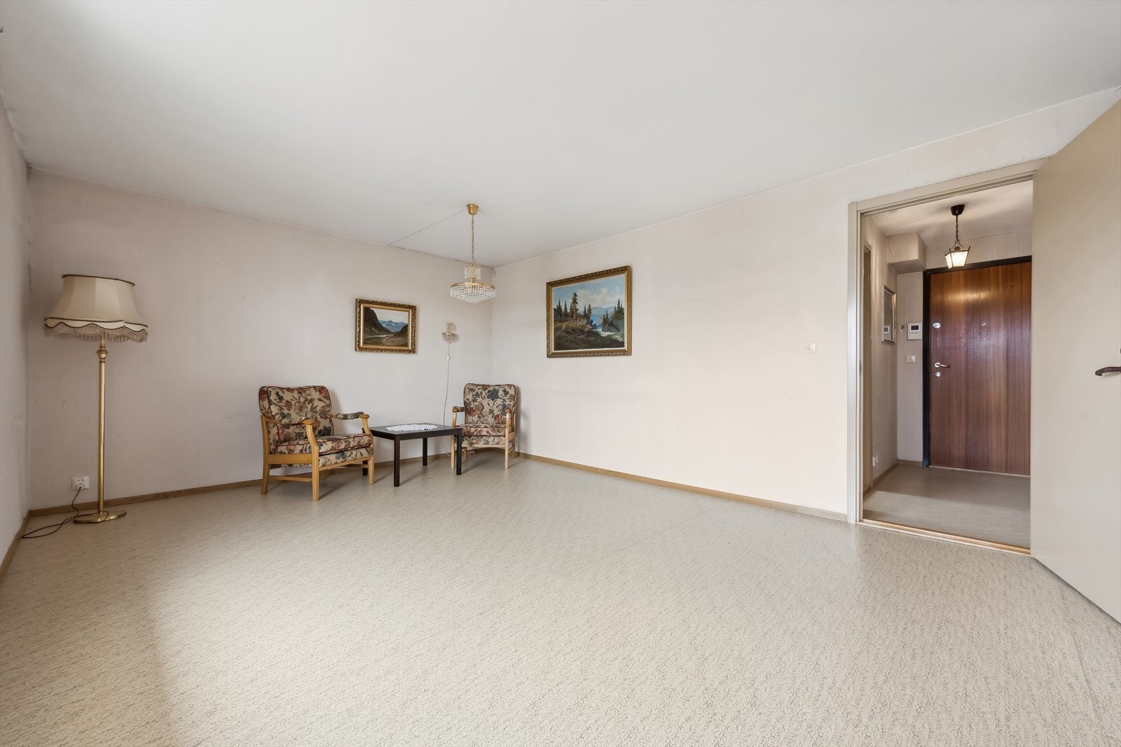 I stuen er det god plass til både sofagruppe og spisebord. Galleribilde