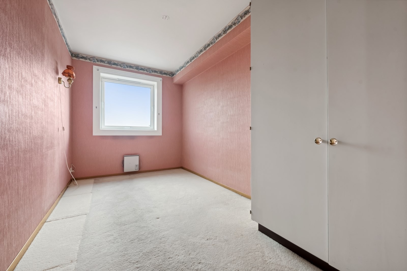 Rommet har også vindu på endeveggen på bygget, med fin utsikt over nærområdet og oppover mot Østmarka. Galleribilde