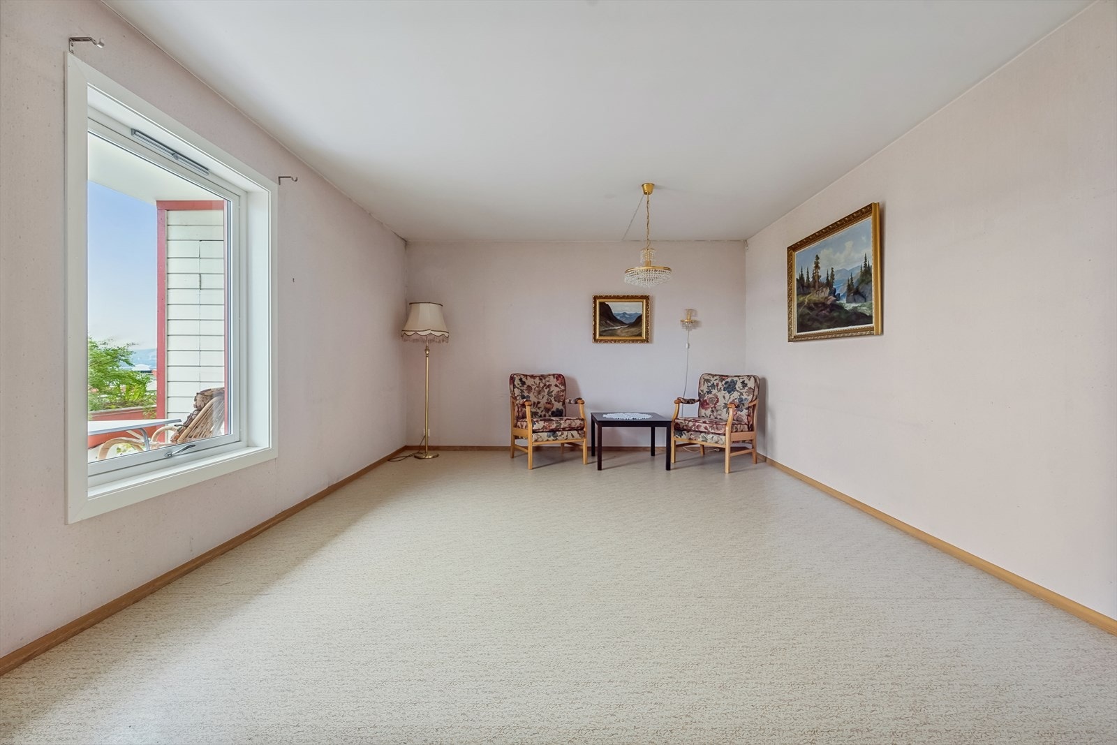 Her har tiden stått stille, og boligen holder en eldre, men velholdt standard. Galleribilde