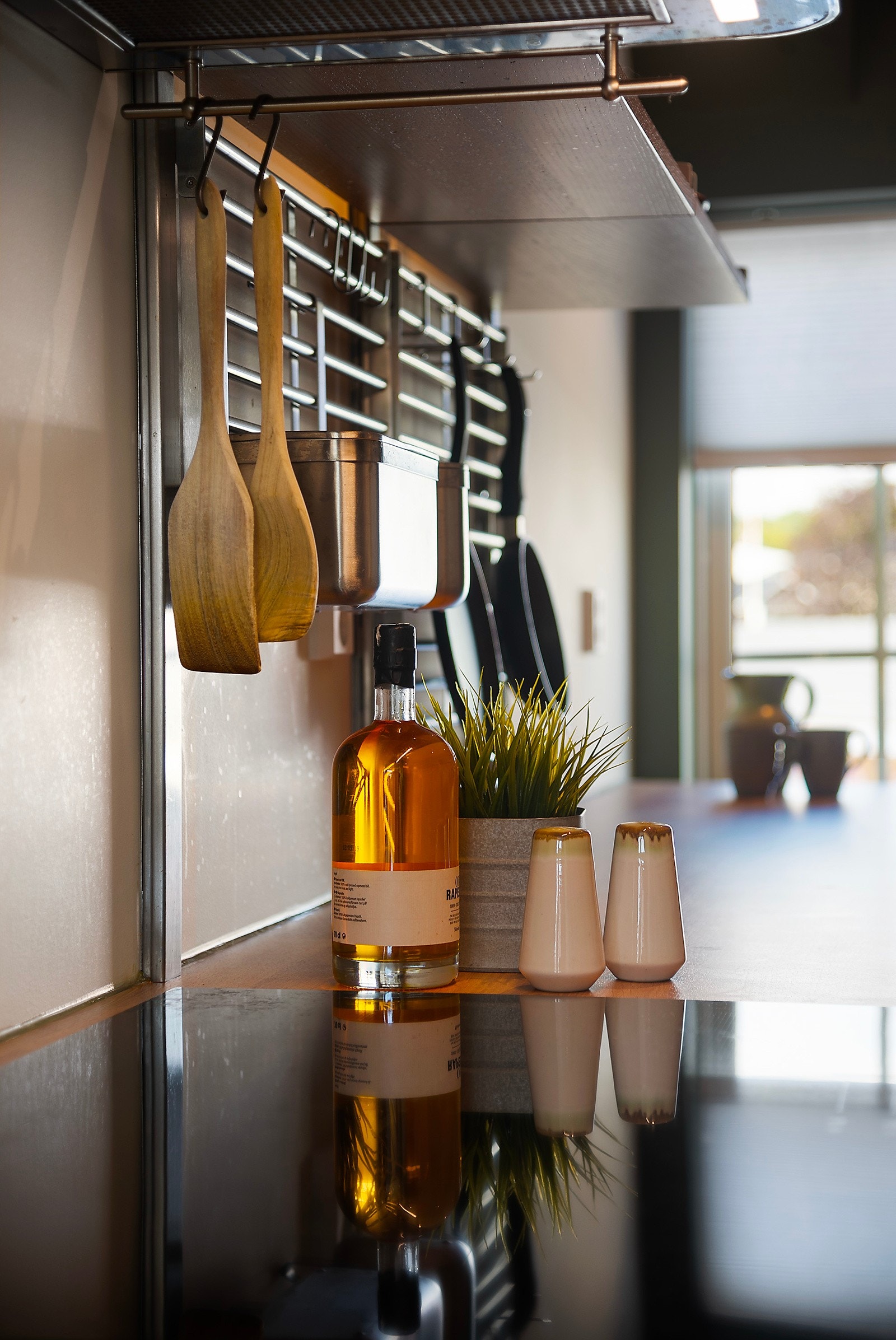 Et herlig kjøkken der du får godt med benkplass og en smart spisekrok Galleribilde