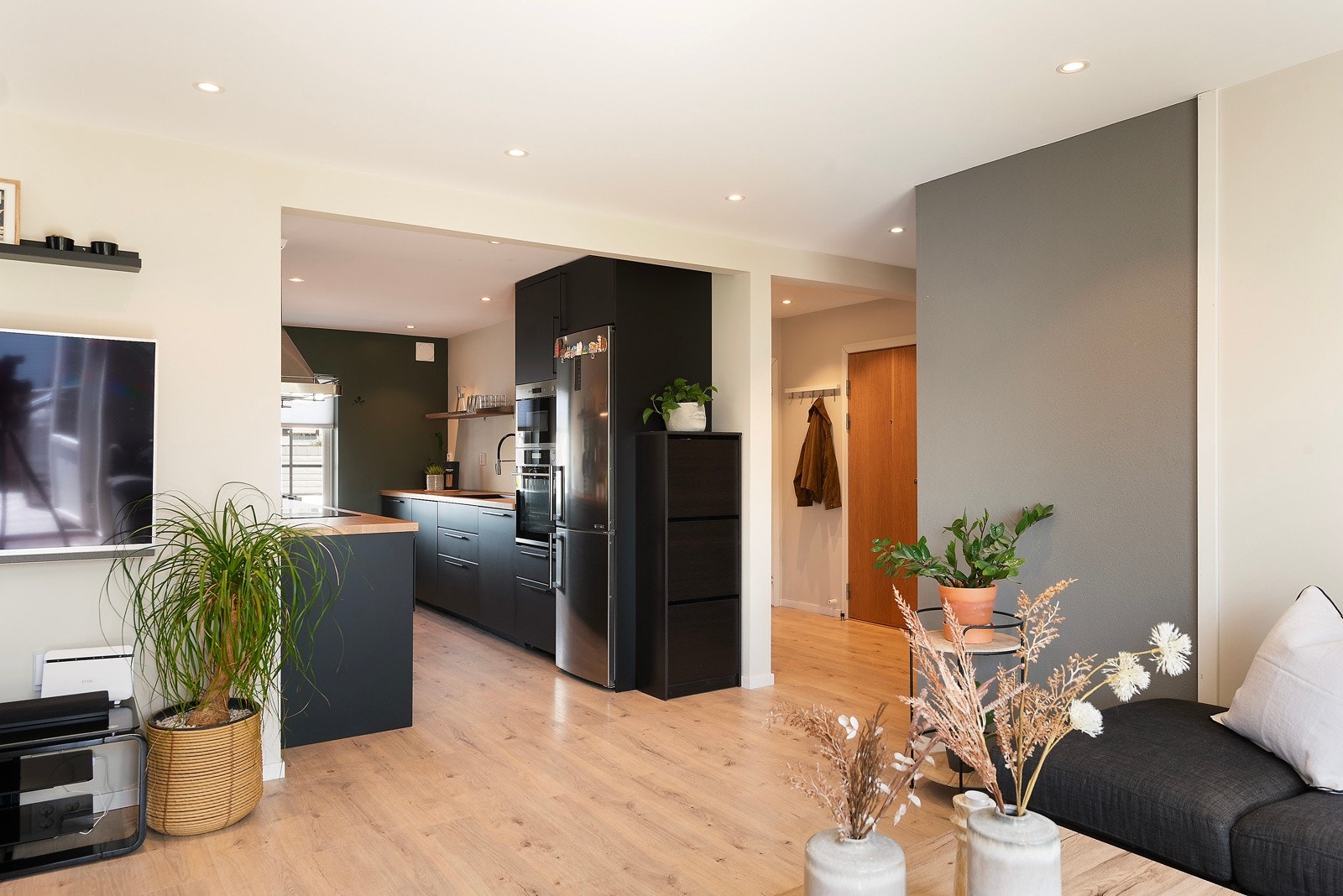 Det er brukt godt med spotter i stue, kjøkken og gangen Galleribilde