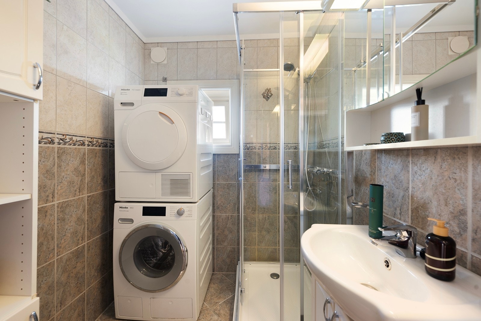 Badet ble renovert i 2004 og det er satt inn nytt dusjkabinett i 2024 Galleribilde