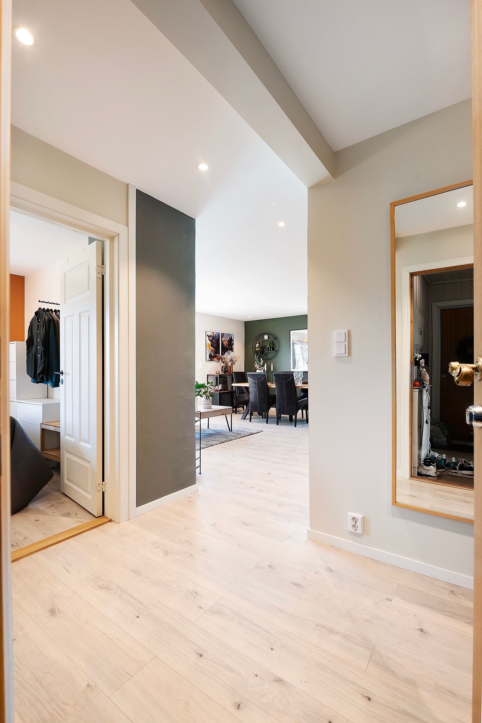 Nytt el-anlegg med fjernstyrte, dimbare spotter (kan settes opp via app). Galleribilde