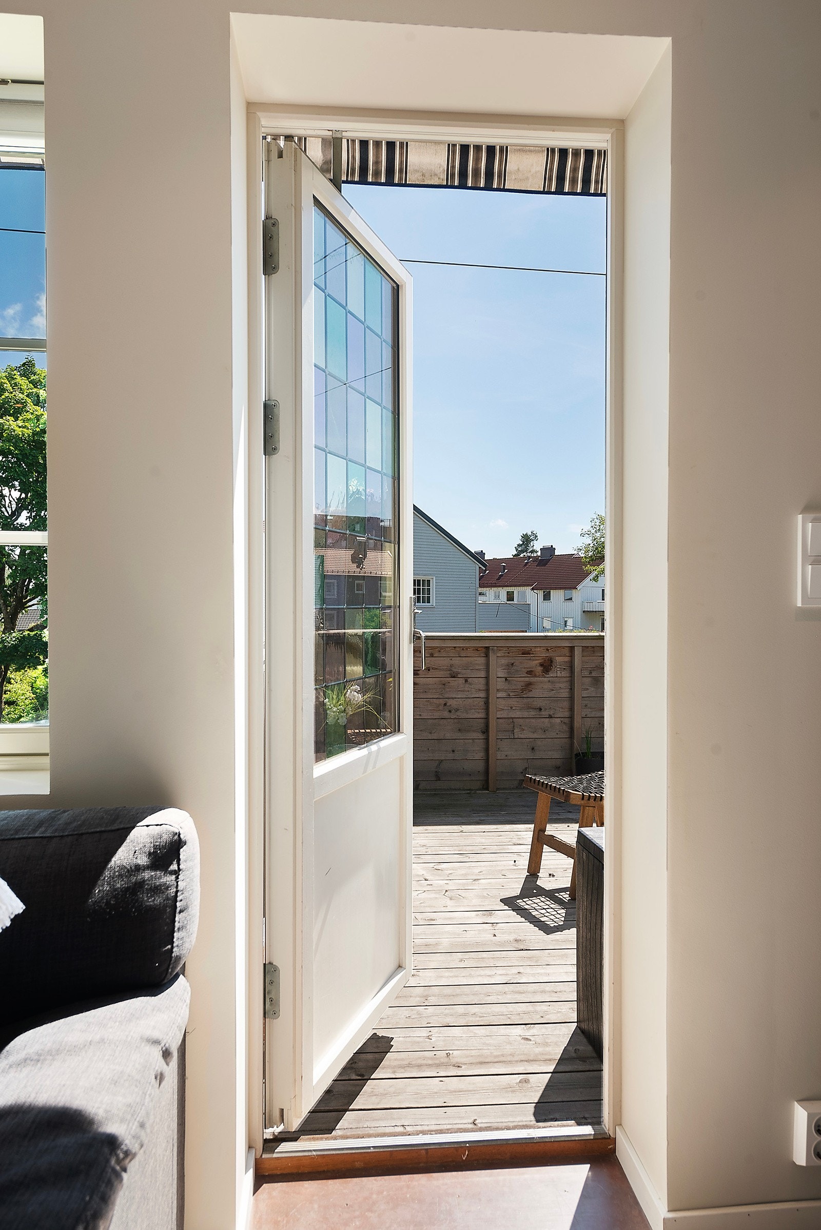 Utgang til en flott balkong fra stuen Galleribilde