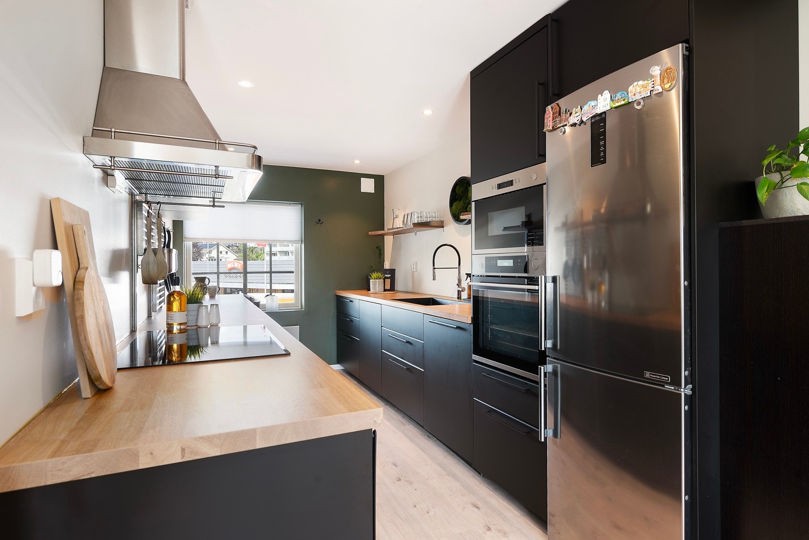 Det er oppvaskmaskin, induksjonstopp, micro og stekeovn. Galleribilde