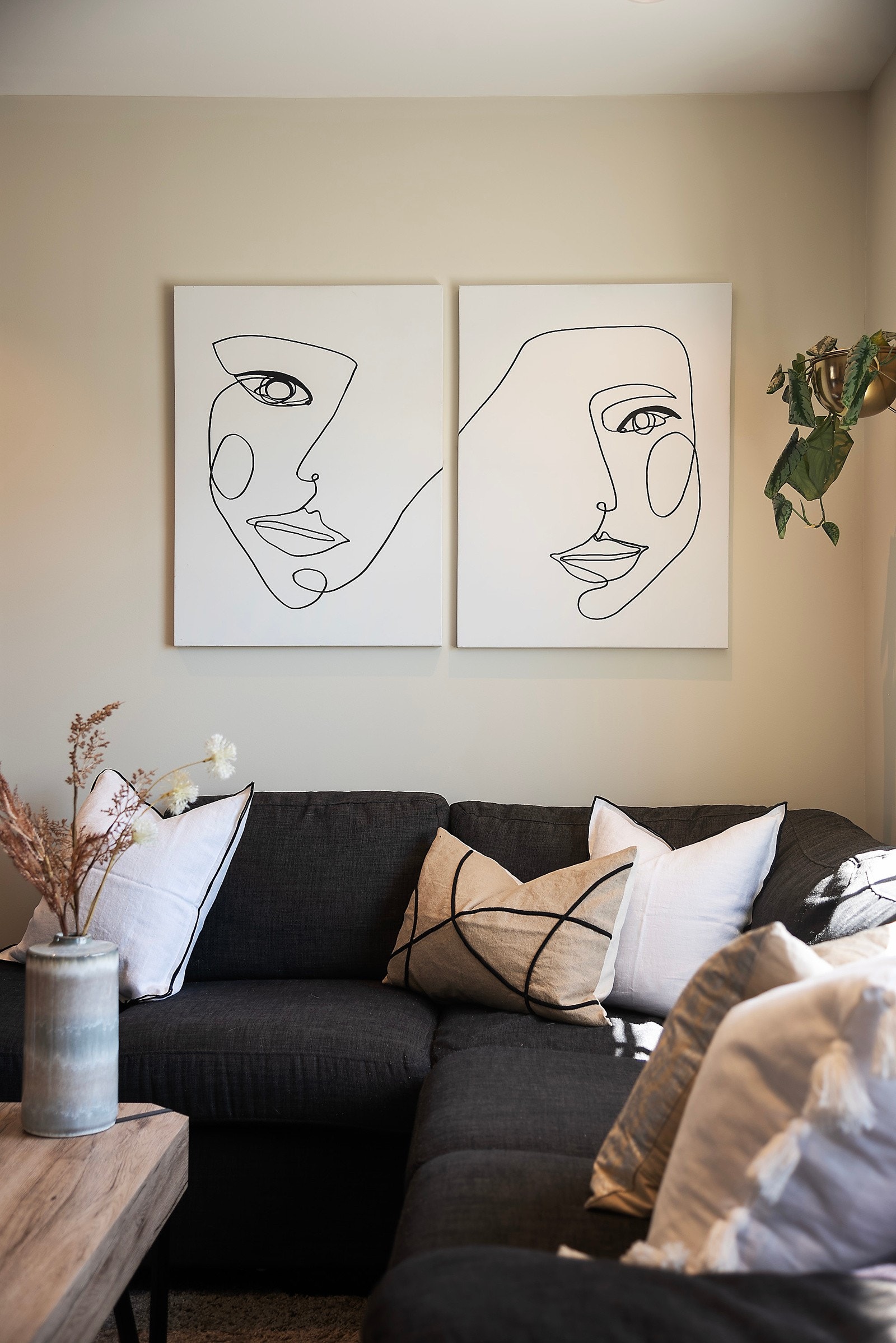 Leiligheten oppleves stor med god plass til møblering Galleribilde