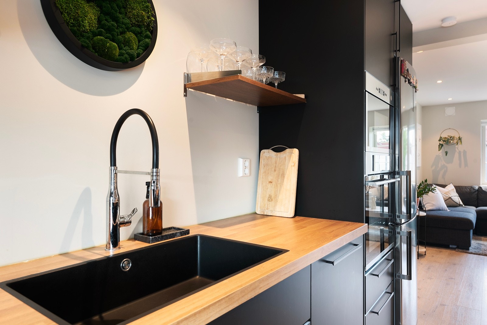 Ekstra minikjøleskap under benken på kjøkkenet Galleribilde